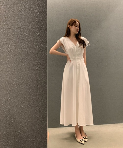 2ly2(トゥーリートゥー)の「肩リボンが可愛い♪Vネックフレンチスリーブロングワンピース(ワンピース・レディース・ベージュ/ブラック/ホワイト・FREE)」の9枚目の写真