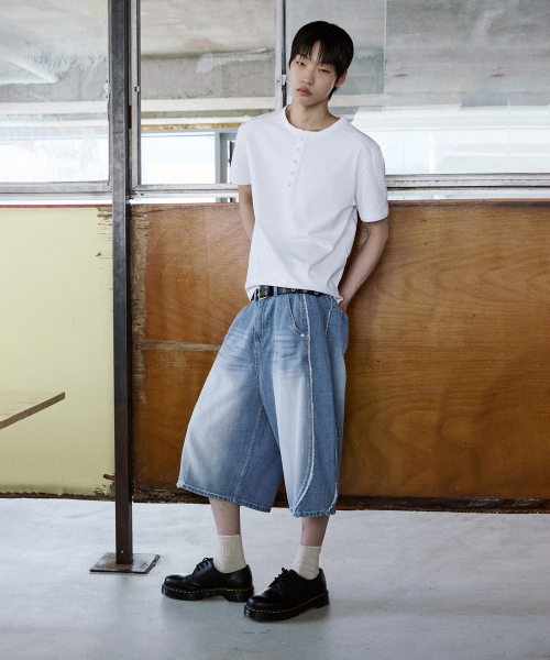P.IN.O（ピインオ）の「カットオフバミューダデニムパンツ - ライトブルー（その他パンツ・メンズ・その他・SMALL/MEDIUM/LARGE/X-LARGE）」の2枚目の写真
