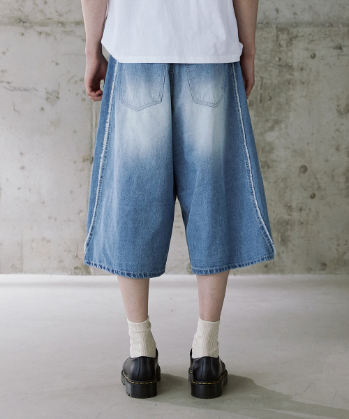 P.IN.O（ピインオ）の「カットオフバミューダデニムパンツ - ライトブルー（その他パンツ・メンズ・その他・SMALL/MEDIUM/LARGE/X-LARGE）」の4枚目の写真