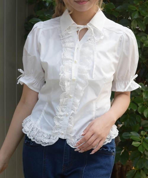 axes femme(アクシーズファム)の「レースフリル×編上ブラウス(シャツ/ブラウス・レディース・ブラック/ホワイト・FREE)」の1枚目の写真
