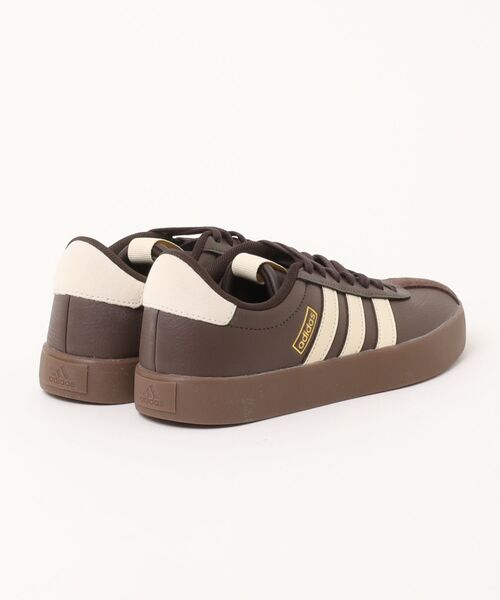adidas（アディダス）の「adidas アディダス VL COURT 3.0 W レディーススニーカー(VLコート3.0W) KI4574 ダークブラウン/ウォームバニラ/ゴールドメタリック（スニーカー・レディース・ダークブラウン・25.0cm/24.5cm/24.0cm/23.5cm/23.0cm/22.5cm）」の2枚目の写真