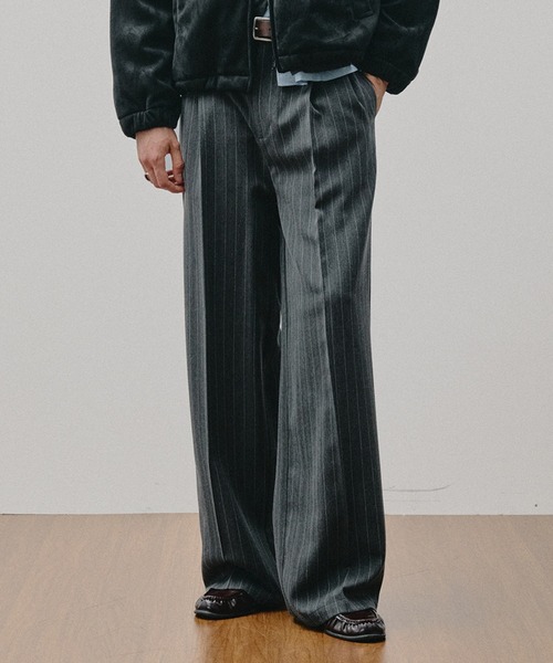 Adoon plain(アドーンプレーン)の「ASSORTED ONE-TUCK STRAIGHT SLACKS / アソート1タックストレートスラックス(ストライプ・無地)(スラックス・メンズ・チャコールグレー/ブラック/ベージュ・SMALL/MEDIUM/LARGE)」の1枚目の写真
