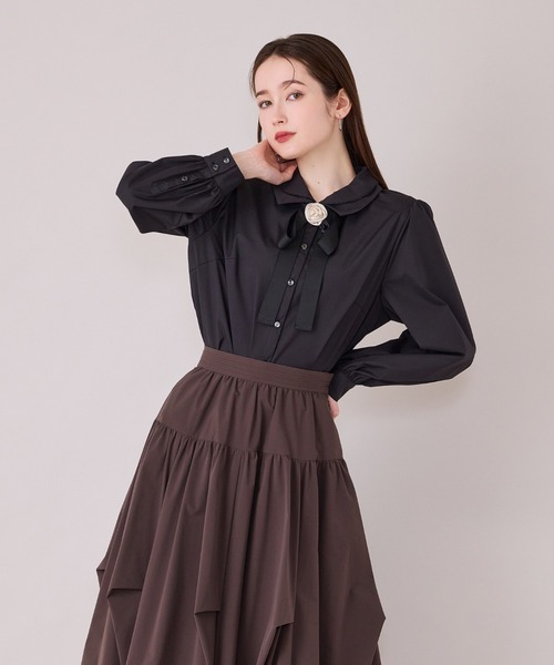 Audie a Muses(オーディアミューズ)の「ダブルカラーコサージュ付きブラウス(シャツ/ブラウス・レディース・ブラック/オフホワイト/ブルー・38/42)」の2枚目の写真