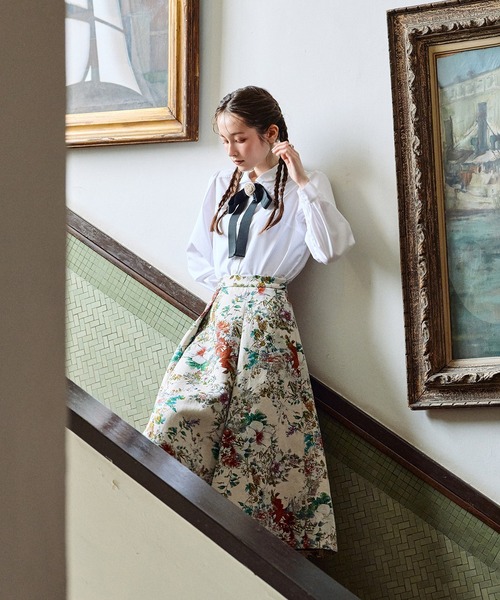 Audie a Muses(オーディアミューズ)の「ダブルカラーコサージュ付きブラウス(シャツ/ブラウス・レディース・ブラック/オフホワイト/ブルー・38/42)」の18枚目の写真