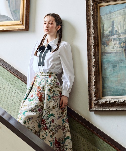 Audie a Muses(オーディアミューズ)の「ダブルカラーコサージュ付きブラウス(シャツ/ブラウス・レディース・ブラック/オフホワイト/ブルー・38/42)」の21枚目の写真