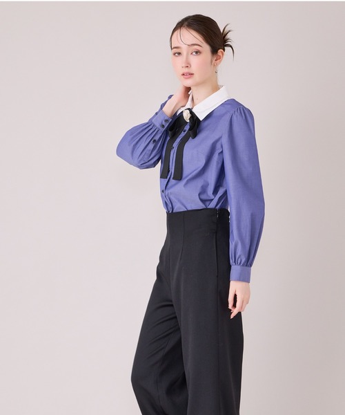 Audie a Muses(オーディアミューズ)の「ダブルカラーコサージュ付きブラウス(シャツ/ブラウス・レディース・ブラック/オフホワイト/ブルー・38/42)」の4枚目の写真