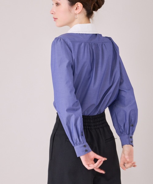 Audie a Muses(オーディアミューズ)の「ダブルカラーコサージュ付きブラウス(シャツ/ブラウス・レディース・ブラック/オフホワイト/ブルー・38/42)」の5枚目の写真