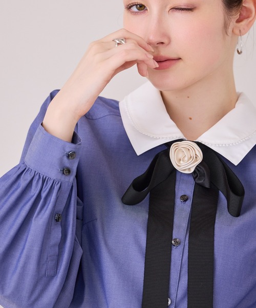 Audie a Muses(オーディアミューズ)の「ダブルカラーコサージュ付きブラウス(シャツ/ブラウス・レディース・ブラック/オフホワイト/ブルー・38/42)」の11枚目の写真