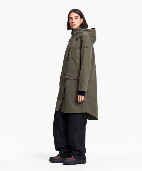 AIGLE（エーグル）の「透湿防水 トラペーズ ベルベットロングコート（モッズコート・レディース・ダークグリーン/ダークブラウン・40/38/36）」の14枚目の写真