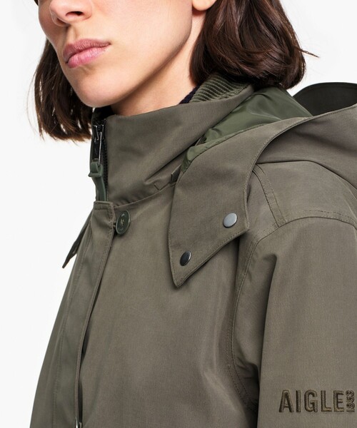 AIGLE（エーグル）の「透湿防水 トラペーズ ベルベットロングコート（モッズコート・レディース・ダークグリーン/ダークブラウン・40/38/36）」の16枚目の写真