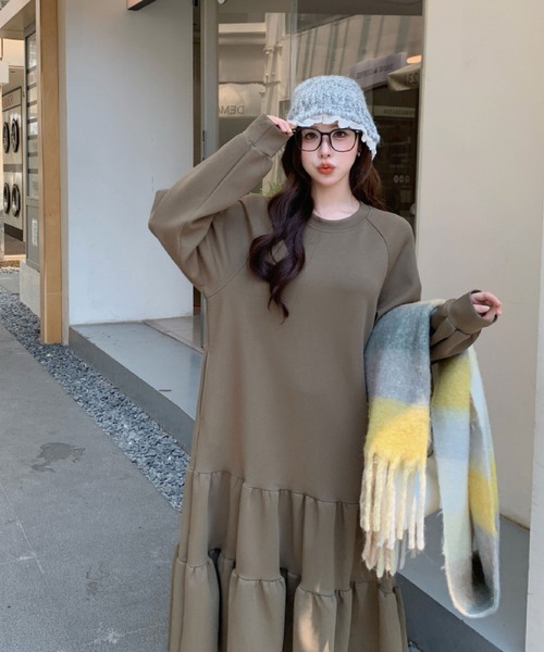 2ly2(トゥーリートゥー)の「ティアード ロングスウェットワンピース(ワンピース・レディース・ブラック/カーキ・FREE)」の16枚目の写真