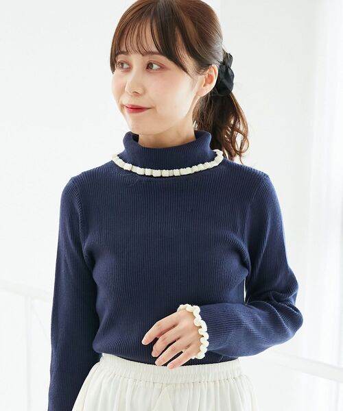 MAJESTIC LEGON(マジェスティックレゴン)の「プチフリルタートルニット(ニット/セーター・レディース・ブラック系その他/グレー系その他/ブルー系その他4/ベージュ系その他2/ブラウン系その他2/ブラック/ホワイト系その他2/パープル系その他2/アイボリー・MEDIUM)」の8枚目の写真