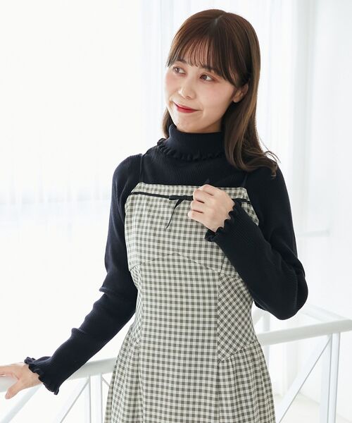 MAJESTIC LEGON(マジェスティックレゴン)の「プチフリルタートルニット(ニット/セーター・レディース・ブラック系その他/グレー系その他/ブルー系その他4/ベージュ系その他2/ブラウン系その他2/ブラック/ホワイト系その他2/パープル系その他2/アイボリー・MEDIUM)」の3枚目の写真