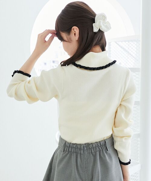 MAJESTIC LEGON(マジェスティックレゴン)の「プチフリルタートルニット(ニット/セーター・レディース・ブラック系その他/グレー系その他/ブルー系その他4/ベージュ系その他2/ブラウン系その他2/ブラック/ホワイト系その他2/パープル系その他2/アイボリー・MEDIUM)」の12枚目の写真