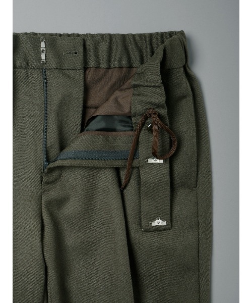 GOOVI(グービ)の「GOOVI/タックストレートパンツ/ハイツイストウールギャバジン/無地(スラックス・メンズ・グリーン・1/2/3)」の3枚目の写真
