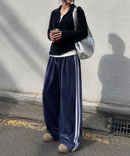 MOZMOZ(モズモズ)の「ベルベットワイドトラックパンツ ブルー(スウェットパンツ・レディース・ブルー・3/X-LARGE/LARGE)」の2枚目の写真