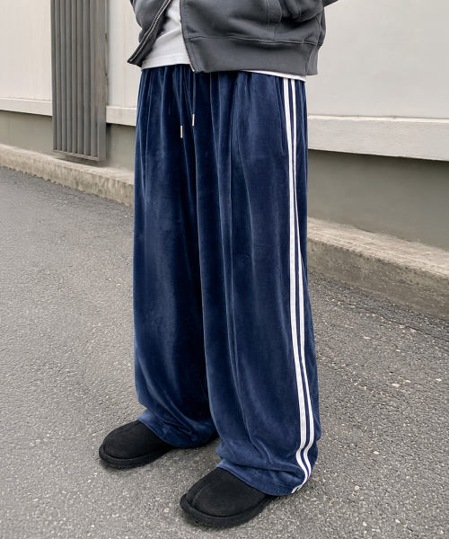 MOZMOZ(モズモズ)の「ベルベットワイドトラックパンツ ブルー(スウェットパンツ・レディース・ブルー・3/X-LARGE/LARGE)」の3枚目の写真