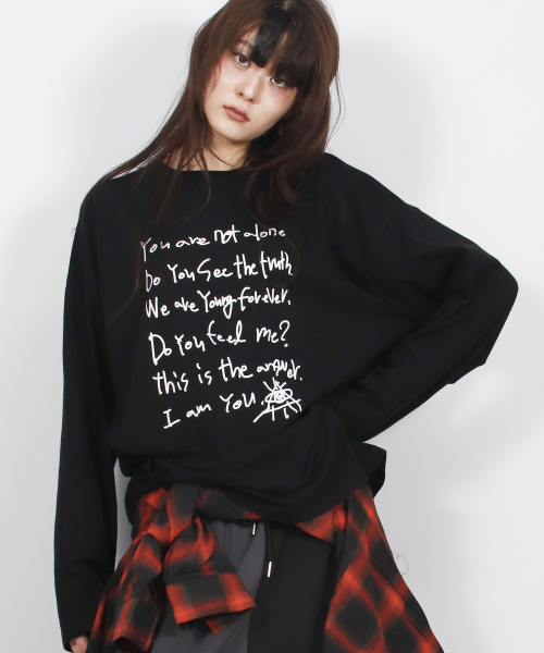 DEMARC（ドゥマーク）の「テキストグラフィック オーバーサイズ長袖Tシャツ - ブラック（Tシャツ/カットソー・レディース・その他・MEDIUM/LARGE）」の2枚目の写真