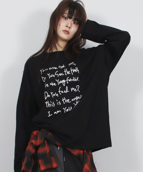 DEMARC（ドゥマーク）の「テキストグラフィック オーバーサイズ長袖Tシャツ - ブラック（Tシャツ/カットソー・レディース・その他・MEDIUM/LARGE）」の3枚目の写真