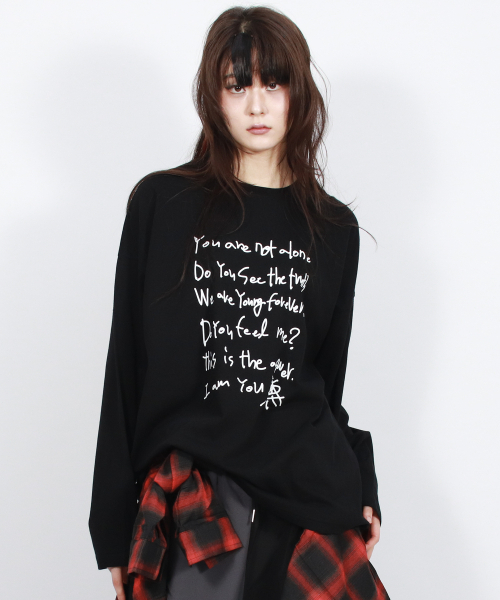 DEMARC（ドゥマーク）の「テキストグラフィック オーバーサイズ長袖Tシャツ - ブラック（Tシャツ/カットソー・レディース・その他・MEDIUM/LARGE）」の4枚目の写真