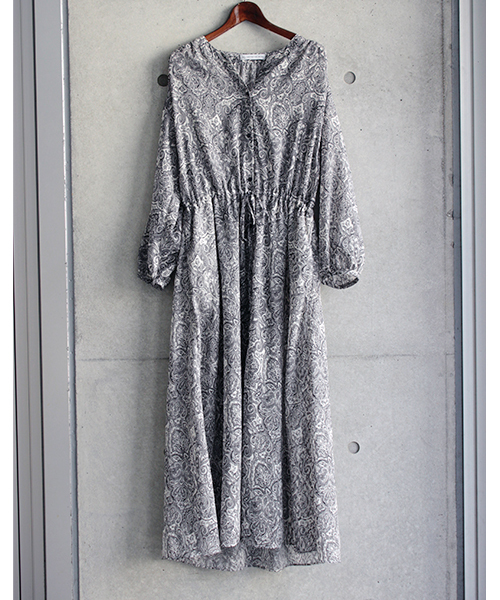 laboratory work（ラボラトリーワーク）の「【繊細な生地感＊】ペイズリーガウンマキシワンピース（ワンピース・レディース・ブラック/ブラウン・MEDIUM）」の4枚目の写真