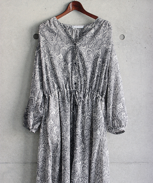 laboratory work（ラボラトリーワーク）の「【繊細な生地感＊】ペイズリーガウンマキシワンピース（ワンピース・レディース・ブラック/ブラウン・MEDIUM）」の5枚目の写真