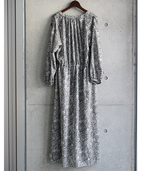 laboratory work（ラボラトリーワーク）の「【繊細な生地感＊】ペイズリーガウンマキシワンピース（ワンピース・レディース・ブラック/ブラウン・MEDIUM）」の12枚目の写真