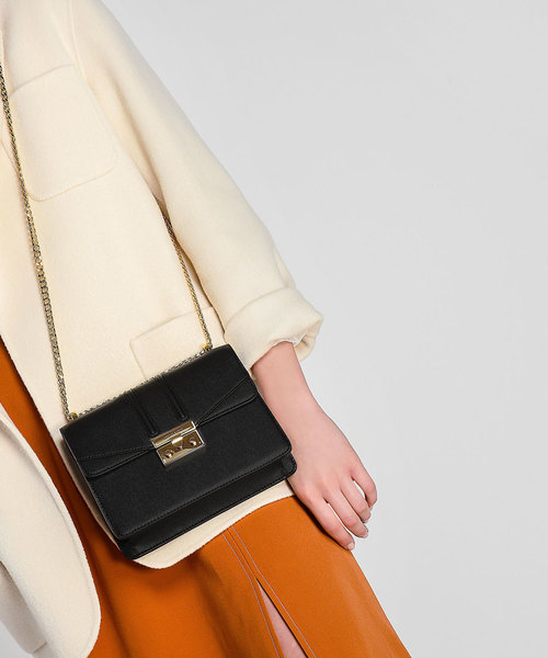 CHARLES & KEITH（チャールズ & キース）の「プッシュロックショルダー