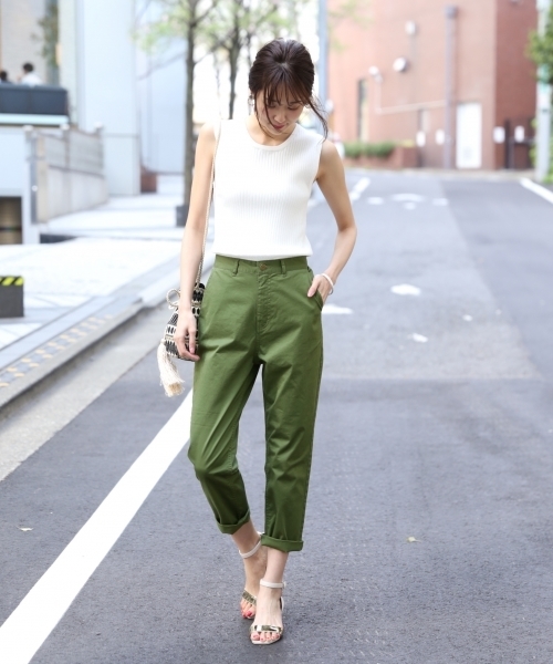 BLISS POINT（ブリスポイント）の「チノテーパードパンツ/793874（チノパンツ・レディース・カーキ/ネイビー/ベージュ/グリーン・LARGE/MEDIUM/SMALL）」の2枚目の写真