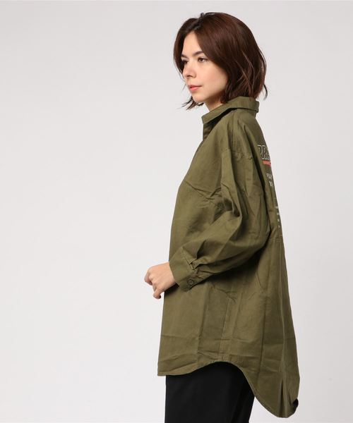 VENCEEXCHANGE（ヴァンスエクスチェンジ）の「バックプリントシャツ（シャツ/ブラウス・レディース・ブラック/ベージュ/ダークオリーブ・M）」の4枚目の写真