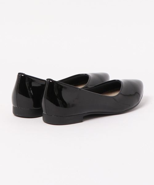 Balancoire（ブランコアール）の「【防水】撥水レインストレッチエナメルVカットパンプス【MADE IN JAPAN】（パンプス・レディース・ミント/グレー/ブラック/オフホワイト・24.0cm/23.0cm/22.5cm/23.5cm/24.5cm）」の5枚目の写真