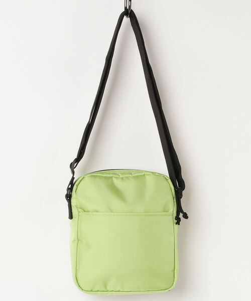 atmos pink（アトモスピンク）の「CARHARTT DELTA STRAP BAG (STYLE : 3 MINIMUM) (LIME)（ショルダーバッグ・メンズ・ライム・FREE）」の2枚目の写真