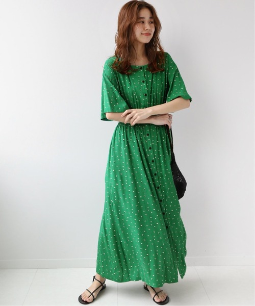 JOURNAL STANDARD relume（ジャーナルスタンダード　レリューム）の「レーヨンフラワープリントスクエアネックワンピース◆（ワンピース・レディース・ブラック/グリーン・FREE）」の2枚目の写真