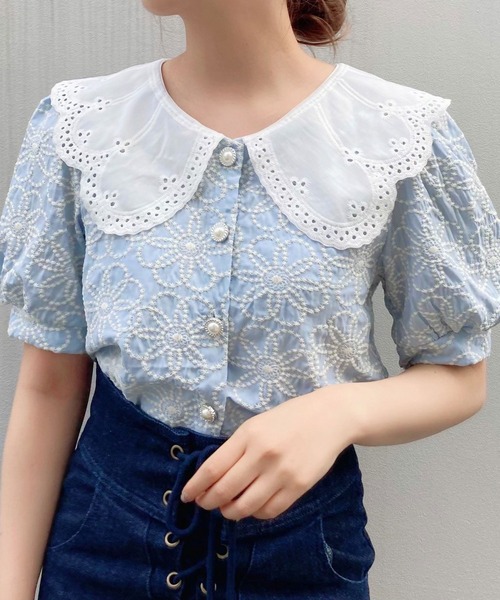 Crea titty&Co. PETIT(クレアティティーアンドコープチ)の「【Crea titty&Co.PETIT】フラワーレースフロント釦ブラウス(シャツ/ブラウス・レディース・オフホワイト/ブルー・FREE)」の2枚目の写真