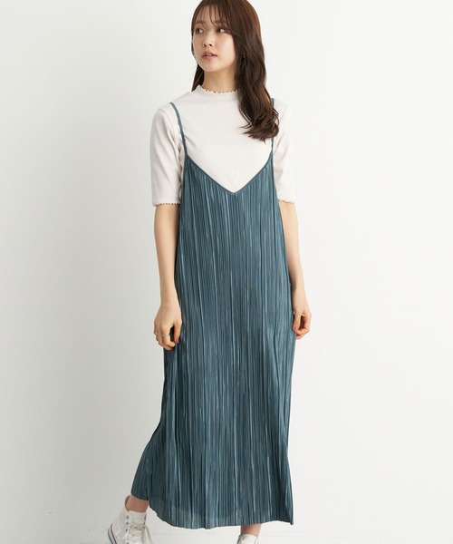 earth music&ecology（アースミュージックアンドエコロジー）の「シャイニーカットプリーツレイヤードキャミワンピース ＊（ワンピース・レディース・ライトベージュ/グリーン/ブラック・FREE）」の3枚目の写真