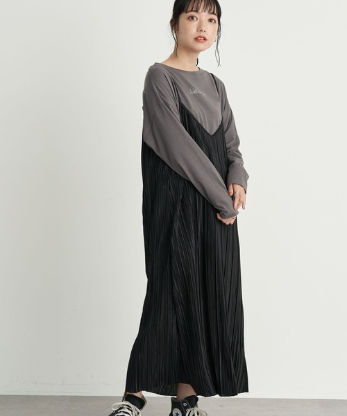 earth music&ecology（アースミュージックアンドエコロジー）の「シャイニーカットプリーツレイヤードキャミワンピース ＊（ワンピース・レディース・ライトベージュ/グリーン/ブラック・FREE）」の2枚目の写真