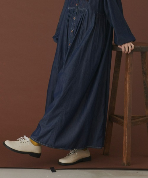 MERLOT(メルロー)の「キルトステッチデニムワンピース(ワンピース・レディース・インディゴブルー/ネイビー・FREE/SMALL)」の7枚目の写真