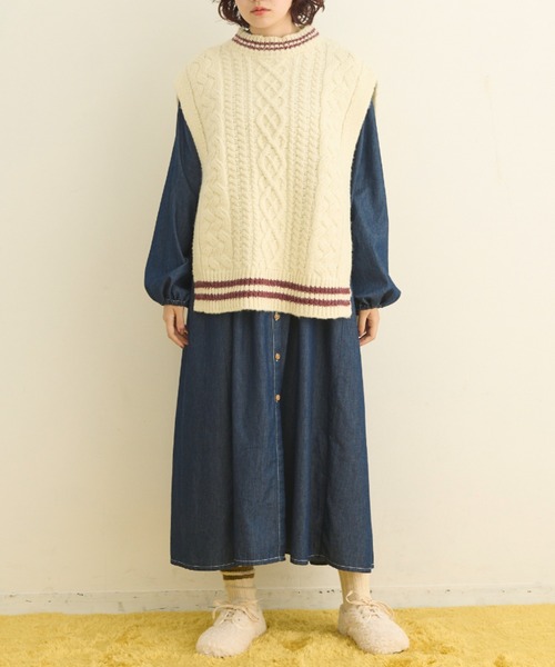 MERLOT(メルロー)の「キルトステッチデニムワンピース(ワンピース・レディース・インディゴブルー/ネイビー・FREE/SMALL)」の4枚目の写真