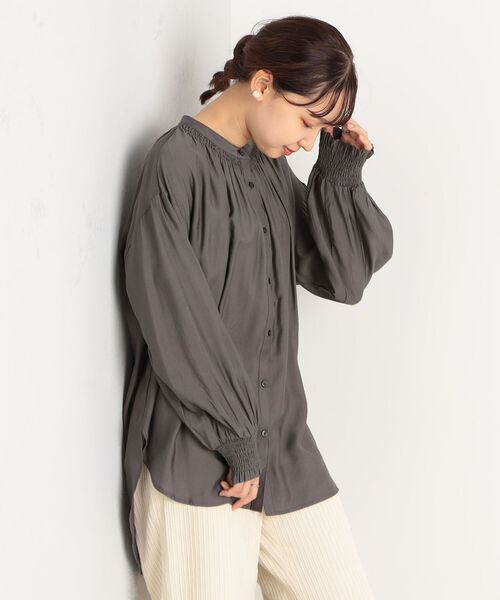 fredy couleur(フレディクルール)の「シャーリングギャザーシャツ(シャツ/ブラウス・レディース・チャコールグレー/ミント/オフホワイト・38)」の3枚目の写真
