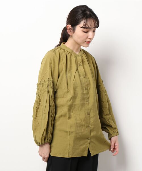 Te chichi TERRASSE（テチチテラス）の「バンドカラーボリュームスリーブブラウス（シャツ/ブラウス・レディース・ベージュ/グリーン/チャコール・ﾌﾘ-）」の3枚目の写真