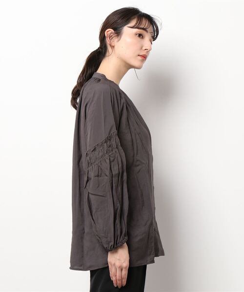 Te chichi TERRASSE（テチチテラス）の「バンドカラーボリュームスリーブブラウス（シャツ/ブラウス・レディース・ベージュ/グリーン/チャコール・ﾌﾘ-）」の4枚目の写真