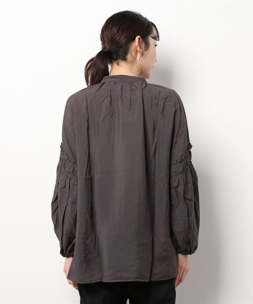 Te chichi TERRASSE（テチチテラス）の「バンドカラーボリュームスリーブブラウス（シャツ/ブラウス・レディース・ベージュ/グリーン/チャコール・ﾌﾘ-）」の5枚目の写真