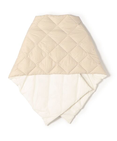 SHIPS(シップス)の「【SHIPS別注】TAION:ダウンポンチョ(マフラー・レディース・ベージュ/ブラック・ONE SIZE)」の3枚目の写真
