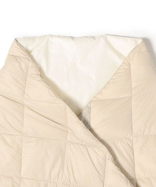SHIPS(シップス)の「【SHIPS別注】TAION:ダウンポンチョ(マフラー・レディース・ベージュ/ブラック・ONE SIZE)」の4枚目の写真