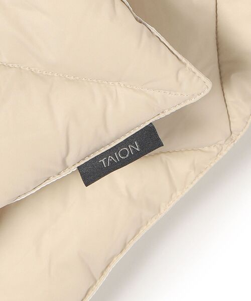 SHIPS(シップス)の「【SHIPS別注】TAION:ダウンポンチョ(マフラー・レディース・ベージュ/ブラック・ONE SIZE)」の5枚目の写真