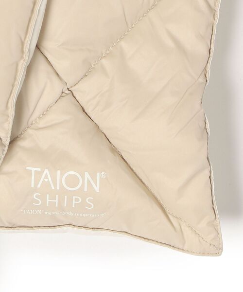 SHIPS(シップス)の「【SHIPS別注】TAION:ダウンポンチョ(マフラー・レディース・ベージュ/ブラック・ONE SIZE)」の6枚目の写真