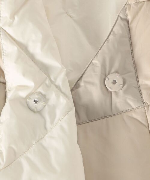 SHIPS(シップス)の「【SHIPS別注】TAION:ダウンポンチョ(マフラー・レディース・ベージュ/ブラック・ONE SIZE)」の7枚目の写真