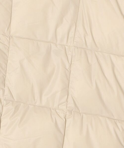 SHIPS(シップス)の「【SHIPS別注】TAION:ダウンポンチョ(マフラー・レディース・ベージュ/ブラック・ONE SIZE)」の8枚目の写真