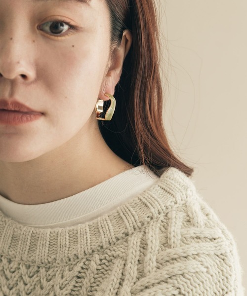 SMELLY(スメリー)の「カラーエポフープピアス(ピアス(両耳用)・レディース・カーキ・-)」の4枚目の写真