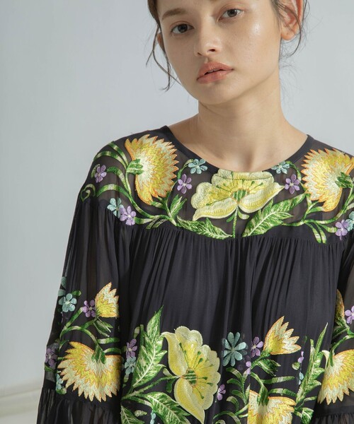 GRACE CONTINENTAL（グレースコンチネンタル）の「刺繍ギャザートップ（その他トップス・レディース・イエロー/ネイビー・36）」の2枚目の写真